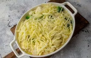 Pour on top the mass of eggs and cream, sprinkle with the remaining 50 grams of cheese. Put to bake in an oven preheated to 180 degrees f...