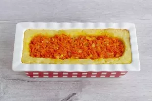 When the casserole is ready, let it rest for 5 minutes, cover with a container and turn over. You can serve!