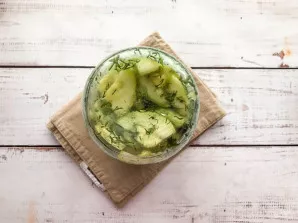 Then carefully remove the jars and immediately roll up the lids. Turn the workpiece upside down and leave to cool completely.