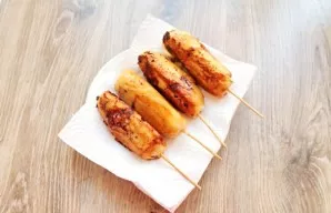 Place the sausages on a paper towel to remove excess oil. Leave for a few minutes and serve.