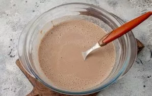 Then pour gelatin into the ripping mousse and beat again for 30 seconds with a blender.