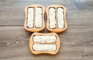 Close the condensed milk filling with the remaining curd mass and smooth it out.