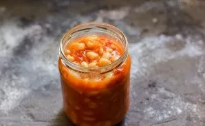 Lay out the vegetables in sterile jars, roll up.