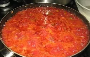 Grind the pulp and put in a saucepan. Add tomato paste, a few tablespoons of oil and, if desired, olives, salt, pepper and bring to a boil.