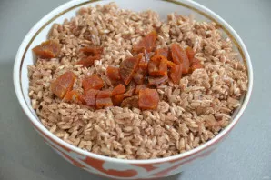 Rinse and dry the rice, add the dried apricots crushed to it.