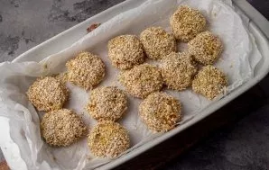 Line the baking sheet with baking paper. Lay out all the nuggets. Bake in an oven preheated to 200 degrees for 20 minutes.