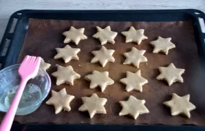 Brush the cookies with egg white before baking. Bake ginger cookies at 180-200 degrees for 12-15 minutes. Do not burn.