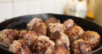 While the sauce is baking, fry the dumplings until they become crispy. Then put them in the sauce and simmer a little together. Meatballs...