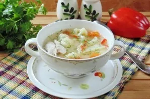 Turkey calafior soup is ready. First serve at lunchtime. Put a piece of boiled turkey on each plate.