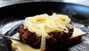 Put a slice of cheese on a slice of bread, then a cutlet and a little onion.