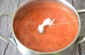 Dip a bag with spices in the sauce and cook with it, after which do not forget to remove it.