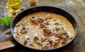 Mix all the ingredients, simmer over low heat for 8-10 minutes. Then serve the liver.