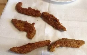 We distribute the fried pieces on paper napkins, let the fat be absorbed.