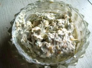 Mix cheese, garlic and herbs with mayonnaise and mix well.