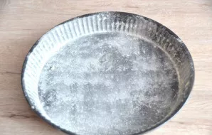 Prepare a baking dish (diameter 27 cm). Make a French shirt. This means: brush with butter, sprinkle with flour, shake off excess flour.