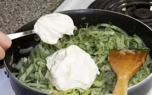 Add sour cream. Mix thoroughly and simmer for 5 minutes over low heat.