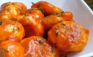 Place the meatballs on a plate and sprinkle with herbs. Bon Appetit!