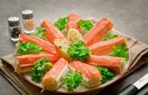 Then serve crab rolls with cheese. Enjoy your meal!