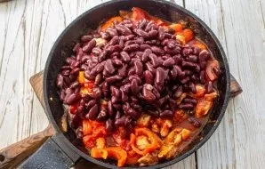 Add the boiled beans to the pan, simmer together for 3-4 minutes.