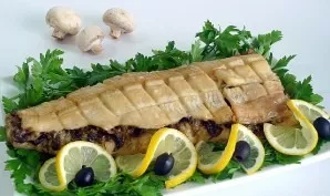 All that remains is to transfer the pike to a serving dish and decorate it. I have a standard garnish - greens, lemon, black olives. Bon ...