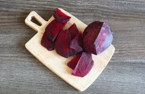 Peel the beets and cut them into thin slices.