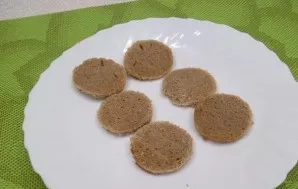 Cut the bread into round pieces (white or black - at your discretion). This will be the basis of our rolls.