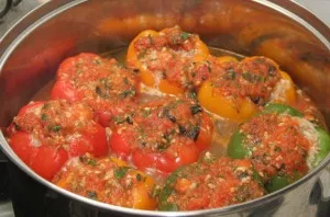 Pour the sauce into the bell peppers and simmer in a container for 40 minutes over medium heat. Enjoy your meal!