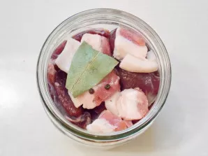 Break the bay leaf in half and put it in jars.