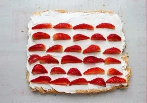 Spread the cream evenly on the moringa. Cut the strawberries, leaving a little for decoration, into pieces and spread on the cream.