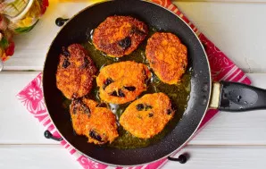 Fry them on medium heat for 1 minute on each side.