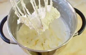 For cream, mix half the mascarpone, cream and icing sugar.