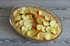 10 minutes before the end of baking, remove the foil from the mold and leave the dish in the oven until the end of the time. After the ti...