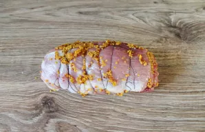 Sprinkle the roll with grain mustard.