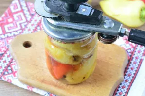 Close the jar with a lid, shake and turn over so that the salt and sugar dissolve. Wrap the jar in a warm blanket and let cool completely.