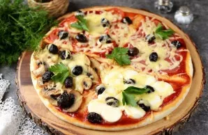 When serving pizza, you can sprinkle fresh herbs, it will give a special aroma and taste.