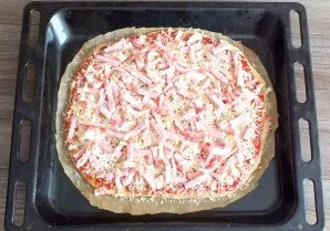 Place the ham, bacon on top of the cheese, sprinkle with herbs if you like.