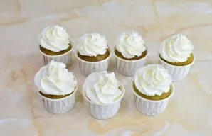 Using the cream, make a cap on cupcakes.