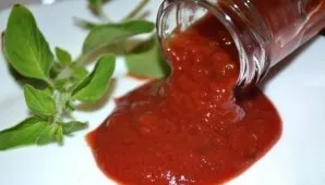 Boil for another 5-10 minutes and turn off the heat, pour in apple cider vinegar and leave the sauce to cool.