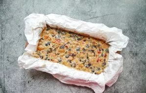 Line the cake shape of 11 x 20 centimeters with baking paper. Put the dough in a mold and spread it evenly.