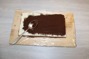Smear the top of the cake with a chocolate mass, which remained in advance.