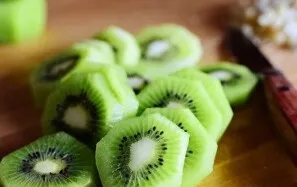 Peel the kiwis and cut into thin slices.