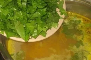 Add the crushed sorrel to the pot.