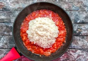 Add rice, mix everything and simmer under the lid over low heat for 15 minutes.