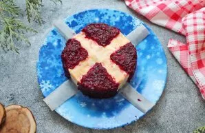 Grate the beets on a coarse grater and put in an even layer on the top and sides of the salad where there is no paper, pressing it well.