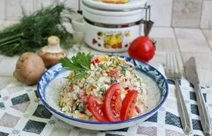 Transfer the salad to a plate, decorate as you wish and serve.