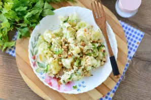 Serve the finished salad immediately. Delicious!