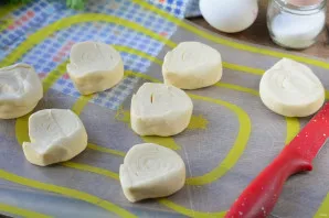 Cut the dough into circles 1.5 cm thick.