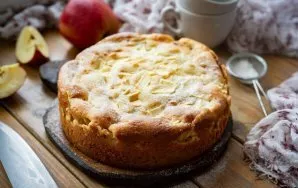 The prepared charlotte is best cooled, and only then begin to cut into appetizing pieces.