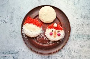 Melt the white chocolate until smooth so that the water does not touch the chocolate bowl. Apply a brush to each cookie. Make a hat made ...