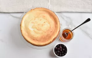 You can serve the cottage cheese cake with berries and vanilla syrup.